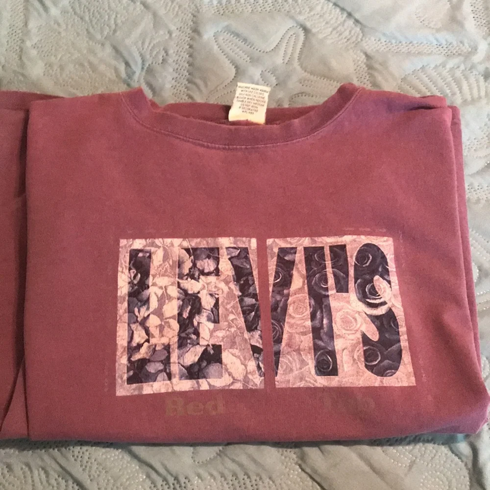 ❤️ Vintage red tab Levi’s short sleeve T-shirt. Size small/medium. Super cute! - Picture 6 of 6
